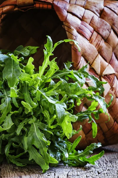 Arugula fresco na cesta de vime — Fotografia de Stock