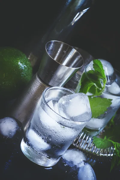 Het maken van cocktails, bar tools, ijs en alcohol — Stockfoto
