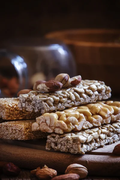 Орехи в карамели, нездоровое питание — стоковое фото