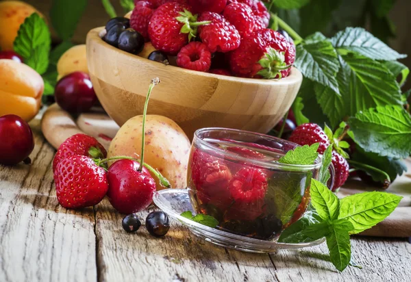 Frukt och bär te i en glas kopp — Stockfoto