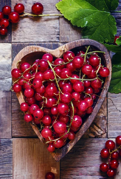 Groseilles rouges dans un bol en forme de coeur — Photo