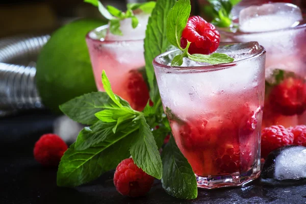 Raspberry mojito alcoholic cocktail — Stock Photo, Image