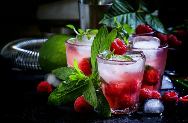 Raspberry mojito alkoholhaltiga cocktail — Stockfoto