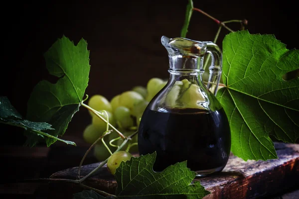 Vinagre balsâmico em um jarro de vidro — Fotografia de Stock