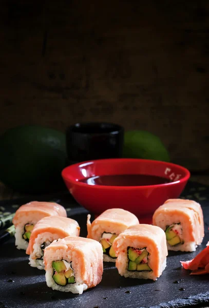 Rouleaux avec avocat et saumon — Photo