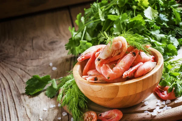 Camarones hervidos en tazón — Foto de Stock