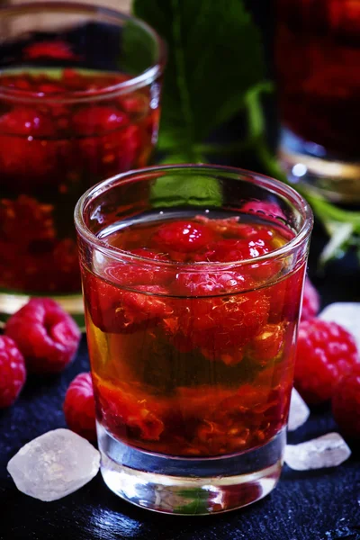 강한 알코올, 시럽, 신선한 나무 딸기와 알콜 칵테일 — 스톡 사진