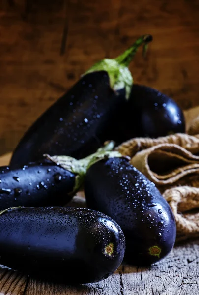 Paarse aubergines in een doek zak — Stockfoto