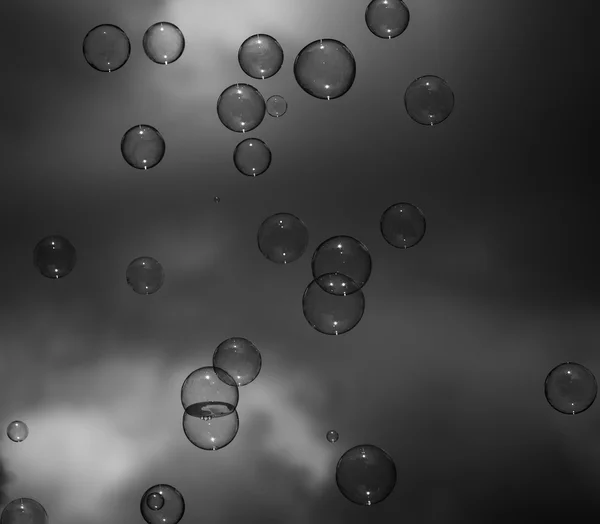 Bolhas de sabão contra o céu — Fotografia de Stock