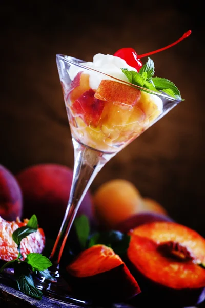 Summer dessert with peaches and whipped cream — Stock Photo, Image
