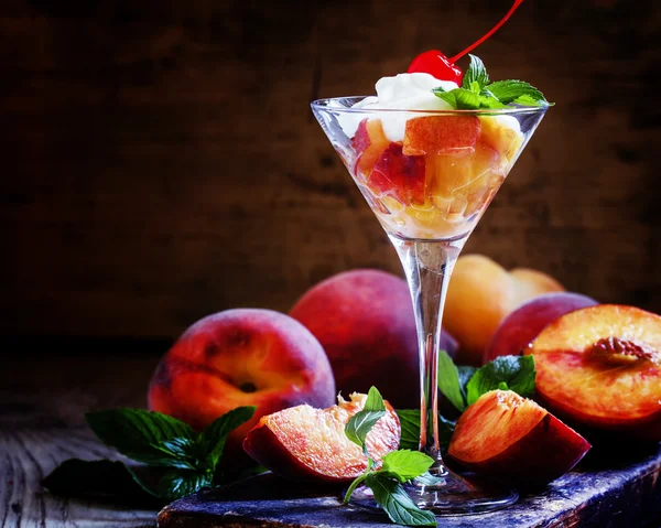 桃、ホイップ クリームと夏のデザート — ストック写真