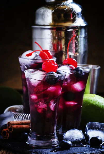 Cocktail with blueberry, cinnamon and lime — Stock Photo, Image