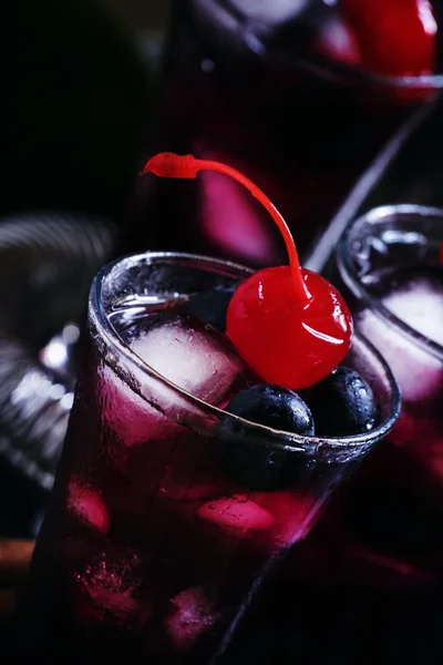 Cocktail com mirtilo, canela e limão — Fotografia de Stock