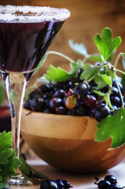 Blackcurrant kokteyl bir cam