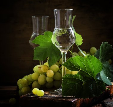 Ahşap arka plan üzerinde beyaz grappa