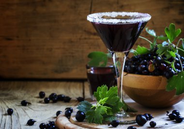 Blackcurrant kokteyl bir cam