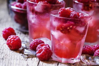 Ahududu ve nane ile kırmızı serinletici kokteyl