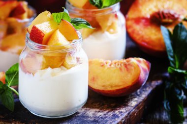 Dilimlenmiş şeftali ile yumuşak peynir 