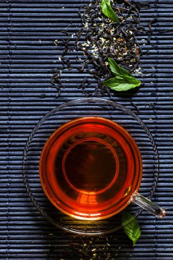 Altın sıcak çay otlar bir mat ile