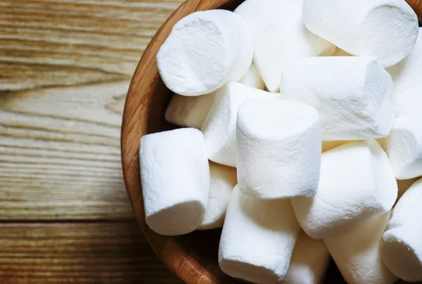 Grote marshmallows in kom — Stockfoto