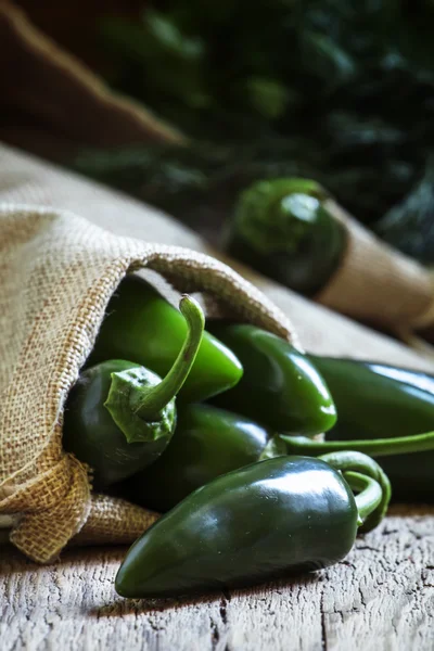 Pequeno verde quente mexicano jalapeno pimentas — Fotografia de Stock