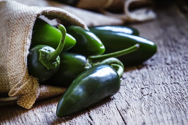 Pequeno verde quente mexicano jalapeno pimentas — Fotografia de Stock