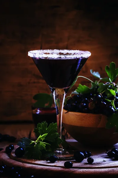 Cocktail di ribes nero in un bicchiere — Foto Stock