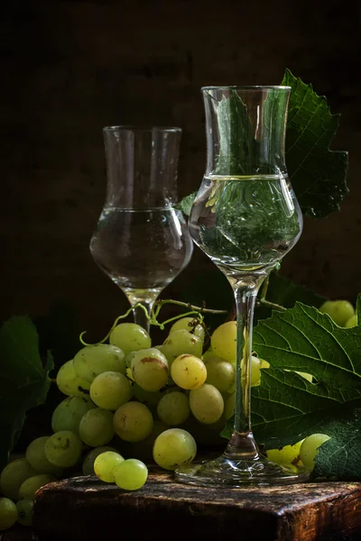 Grappa branca no fundo de madeira — Fotografia de Stock