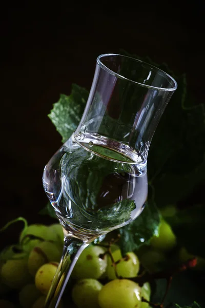 Grappa blanca sobre fondo de madera — Foto de Stock