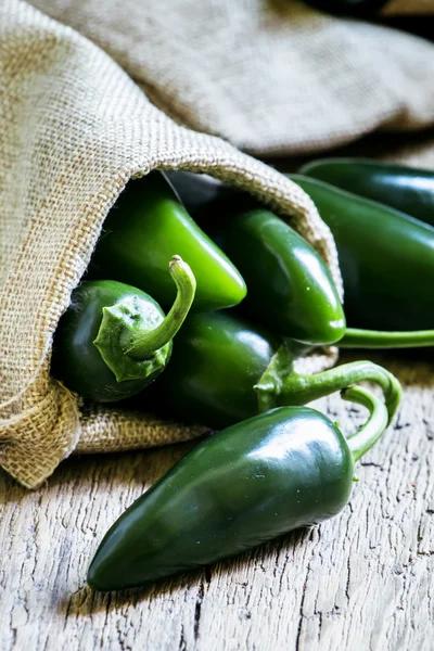 Kleine grüne scharfe mexikanische Jalapeño-Paprika — Stockfoto