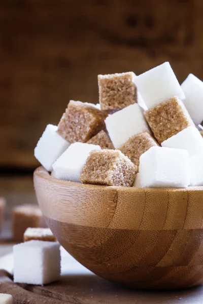 Cubes of white and brown sugar — Stock Photo, Image