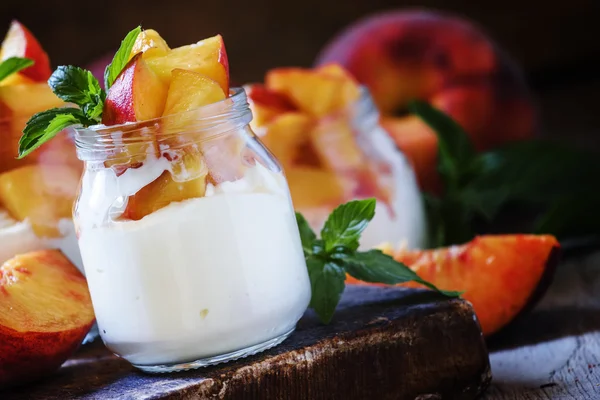 Soft cheese with sliced peach — Stock Photo, Image