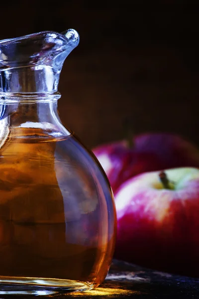 Vinagre de manzana hecho en casa en una jarra — Foto de Stock