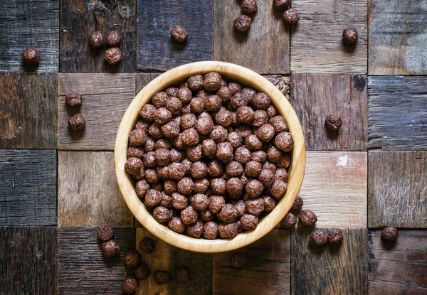 ボウルで朝食に甘いチョコレート ボール — ストック写真