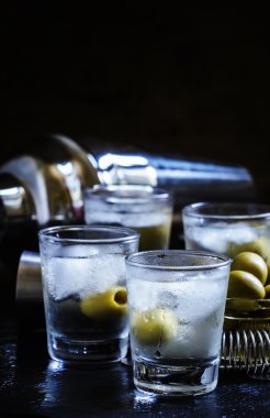 Kokteyl votka, Kuru vermut ve yeşil zeytin ile 