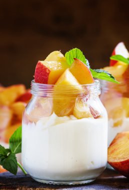 Dilimlenmiş şeftali ile yumuşak peynir 