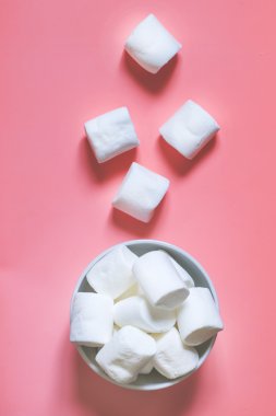 Beyaz bir kasede lokum. 