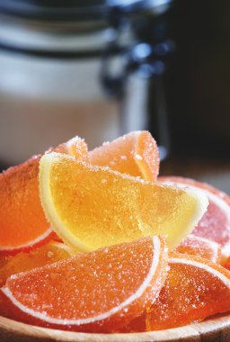 Tatlı jöleli meyve dilimleri bir ahşap kase