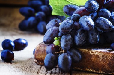 Antika ahşap arka plan üzerinde olgunlaşmış taze mavi üzüm