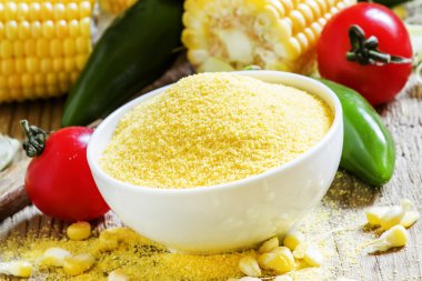Polenta beyaz bir kase mısır irmik
