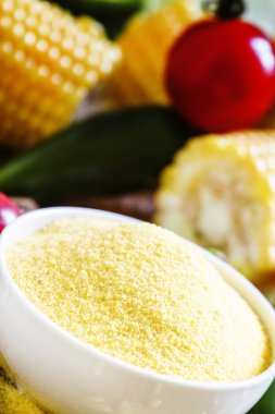 Polenta beyaz bir kase mısır irmik