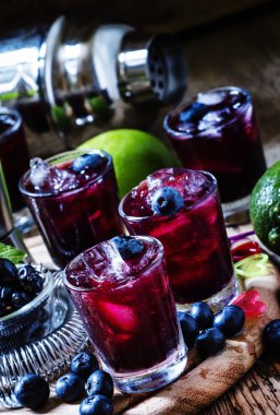 Yaban mersini ile bordo alkollü kokteyl