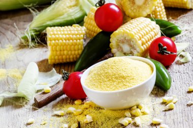 Polenta beyaz bir kase mısır irmik