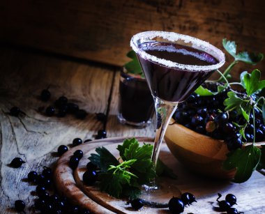 Blackcurrant kokteyl bir bardak şeker ile dekore edilmiştir. 