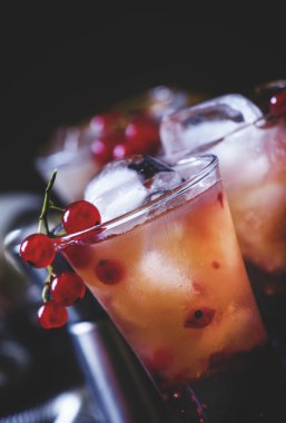 Alkollü kokteyl ile kahve likörü, portakal suyu ve kırmızı kuş üzümü