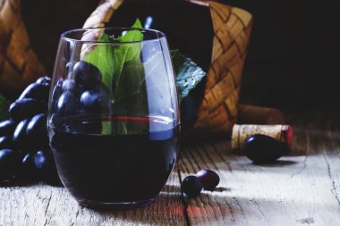 Bir tablo üzerinde kuru kırmızı şarap