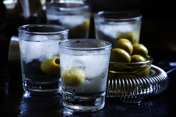 Cóctel con vodka, vermut seco y aceitunas verdes —  Fotos de Stock