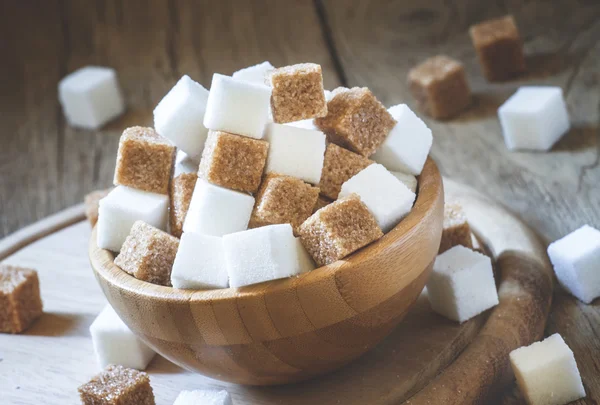 Kuber av vitt och brunt socker — Stockfoto