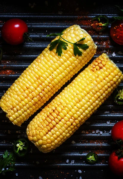 Comida mexicana, milho na grelha com especiarias — Fotografia de Stock