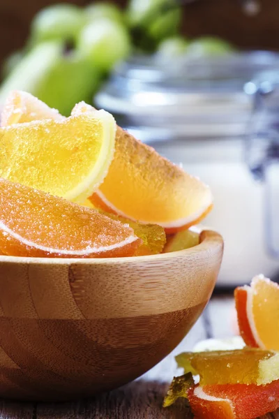 Sweet jelly fruit slices in a wooden bowl — Stock Photo, Image